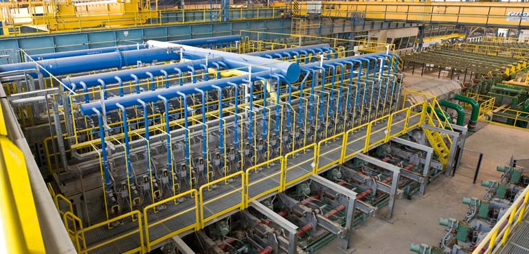 Quenching & Tempering facility including quenching head and tank for the production of certified API seamless pipes